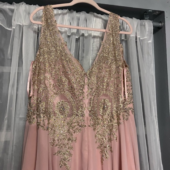 PLUS SIZE GOWN - Picture 3 of 4